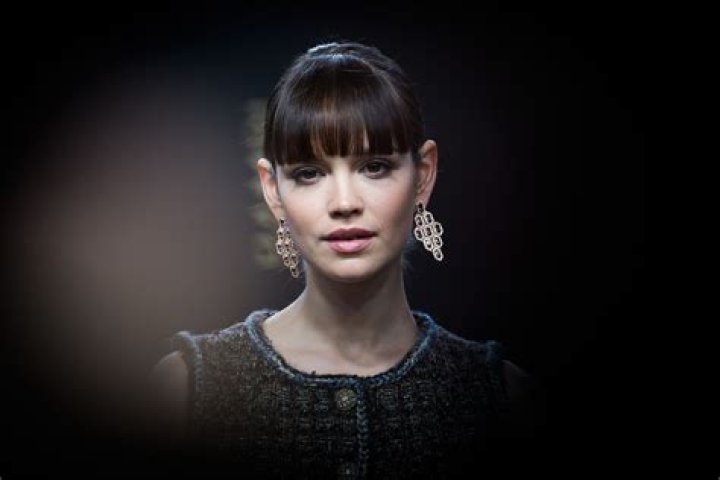 Emilia Schüle Fortune