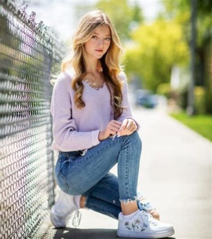 Emily Dobson Height, Weight, Age, Measurements, Net Worth, Facts