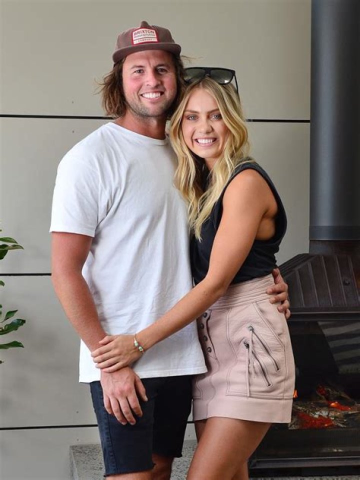 Is Elyse Knowles Dating Boyfriend Or Married To His Husband?