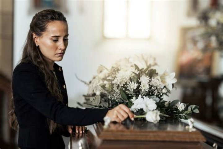 John McCain eldest Daughter Sidney McCain grieves at her father funeral! Explore Her Wiki Facts