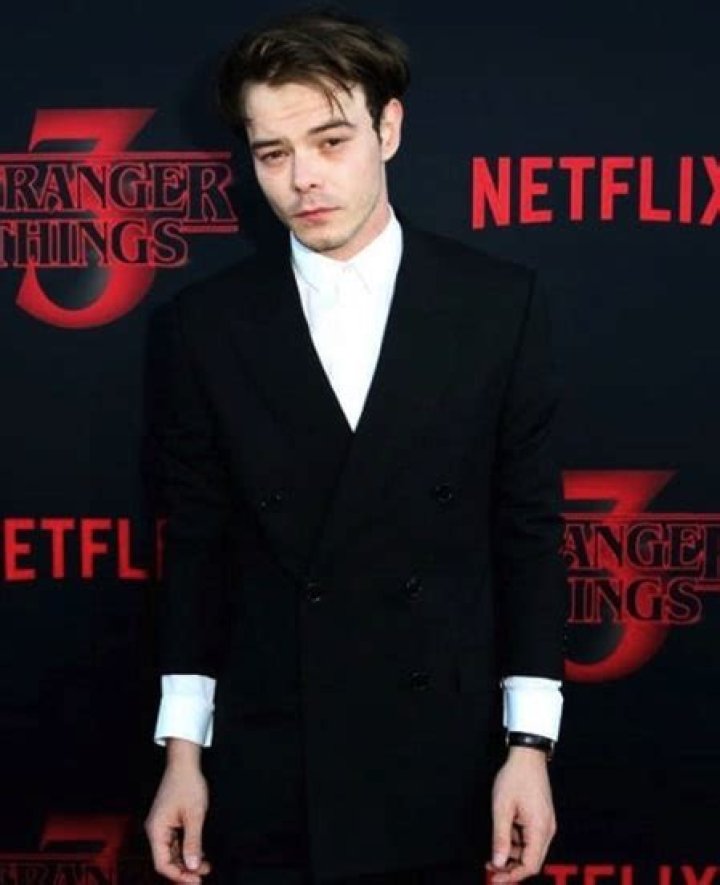 Know About Charlie Heaton; Age, Movies, Son, Height, Natalia Dyer