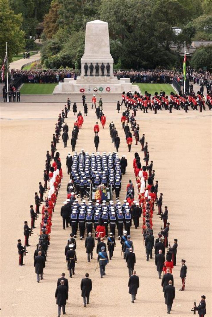 Le Poids Du Cercueil De La Reine D Angleterre