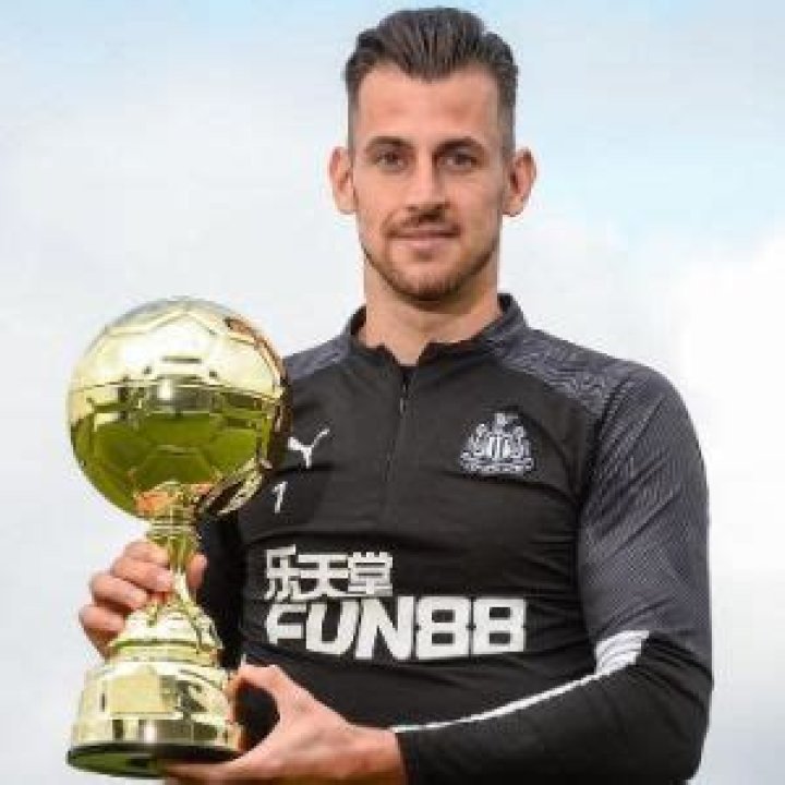 Who Is Martin Dubravka Wife? His Age, Height, Family and Facts